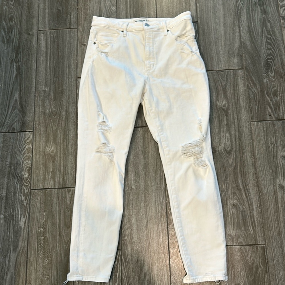 EUC Abercrombie & Fitch The Super Skinny High Rise White Distressed Size 30 10S